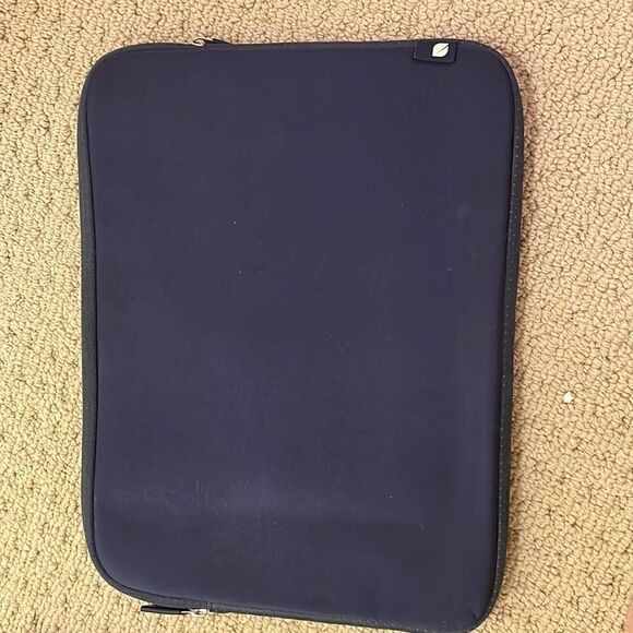 incase laptop case. fits 12-13 inch macbook - Picture 2 of 3